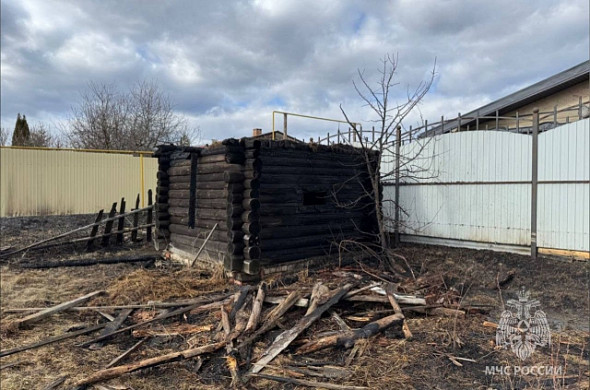 В Ивановском районе огонь уничтожил баню и траву вокруг